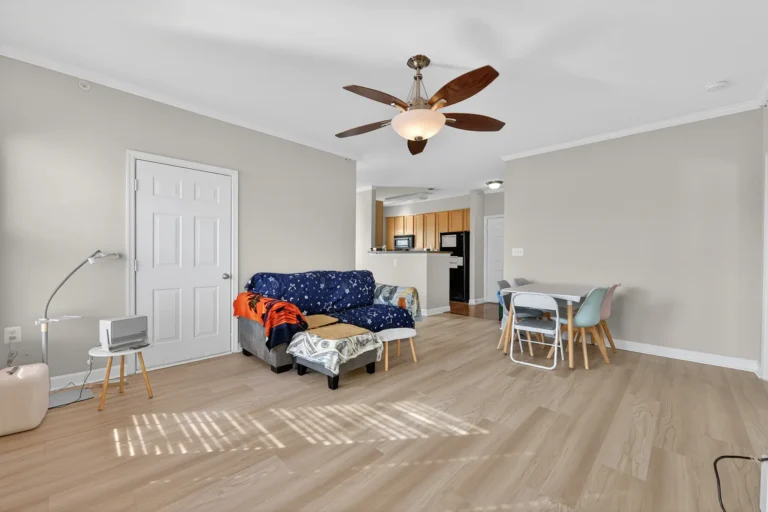 Living and dining area — 22725 Thimbleberry Square #304, Brambleton, VA