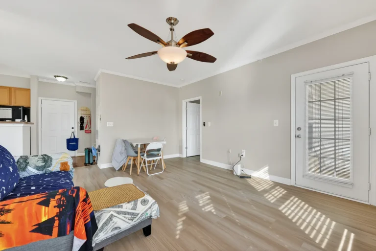 Living and dining area — 22725 Thimbleberry Square #304, Brambleton, VA