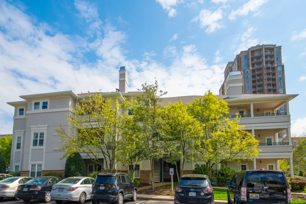 Oak Park Condominium Reston Town Center building and parking