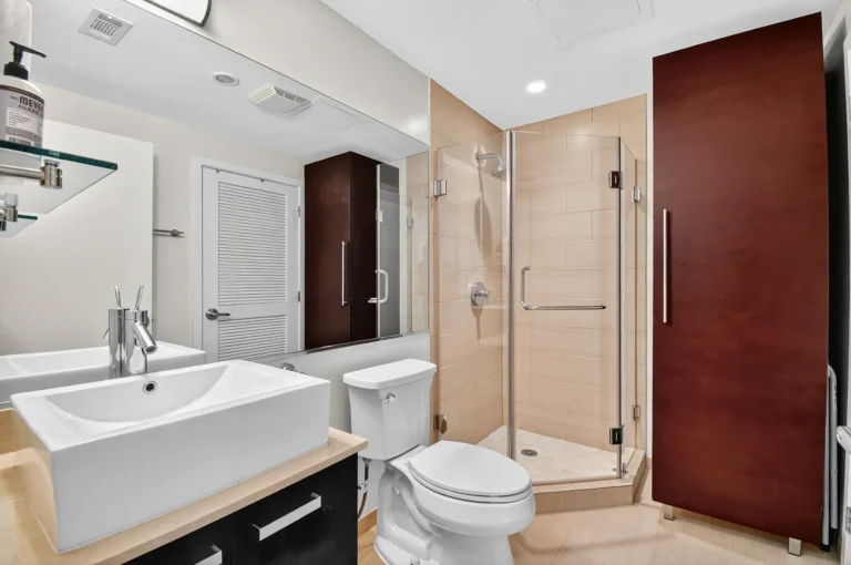 Secondary bathroom — 1010 Massachusetts Ave NW #708, Washington, DC