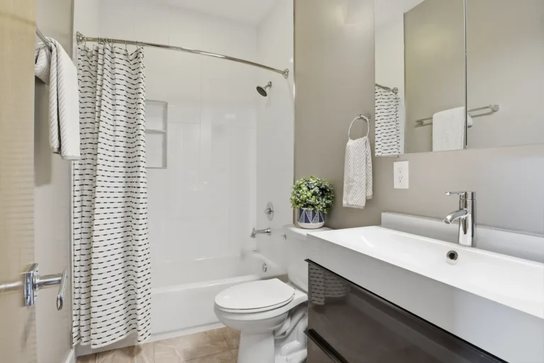 Secondary bathroom — 1242 New Jersey Ave NW #2, Washington, DC