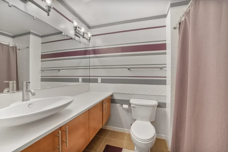 Secondary bathroom — 929 Florida Ave NW #4008, Washington, DC
