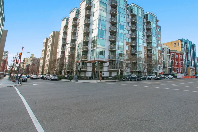 Solo Piazza, 1300 13th Street NW