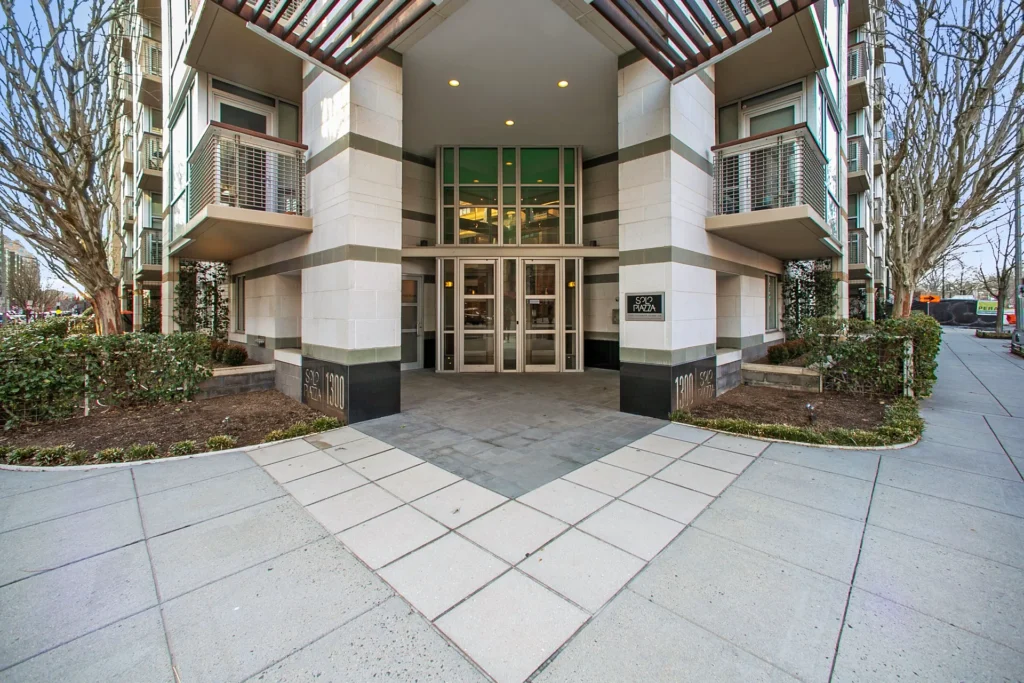 Solo Piazza Entrance – 1300 13th St NW, Washington DC
