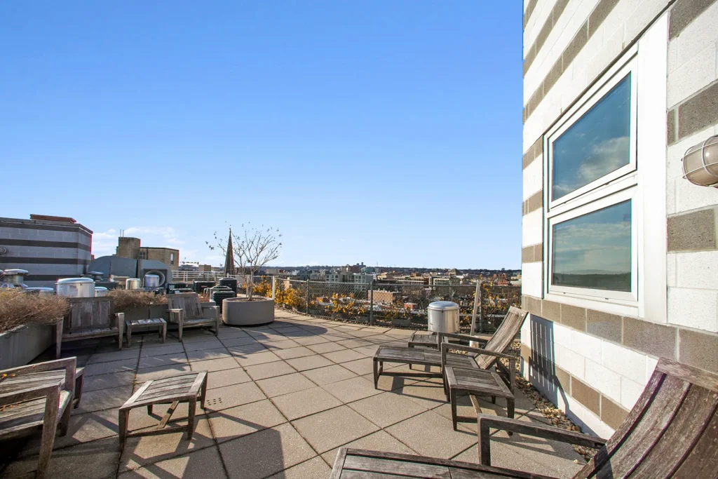 Solo Piazza Roof Deck Lounge – 1300 13th St NW, Washington DC