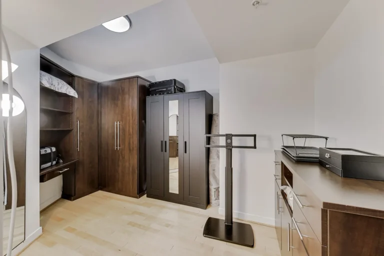  Den — 1010 Massachusetts Ave NW #805, Washington, DC