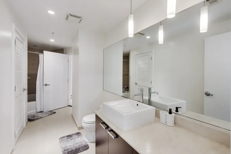Full Bathroom, Tub Shower — 1010 Massachusetts Ave NW #805, Washington, DC
