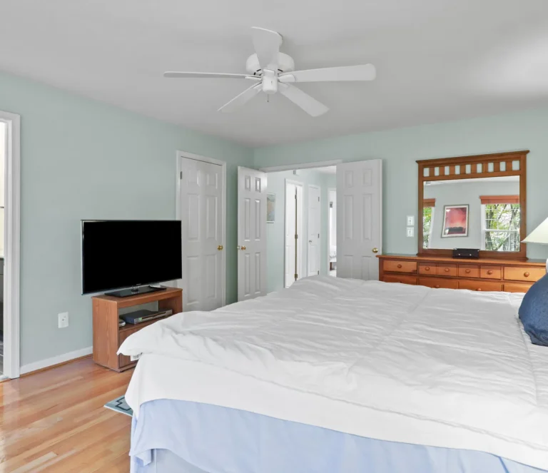 2729-pembsly-dr-vienna-va-primary-bedroom