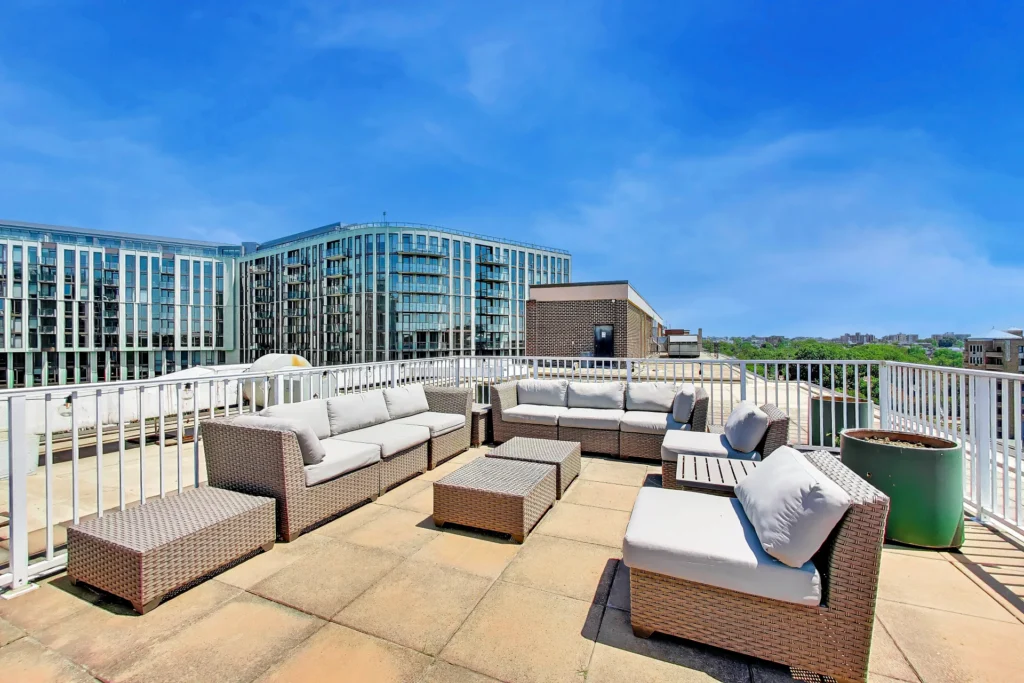 Shoreham North Roof Deck Lounge – 2501 Calvert St NW, Washington DC